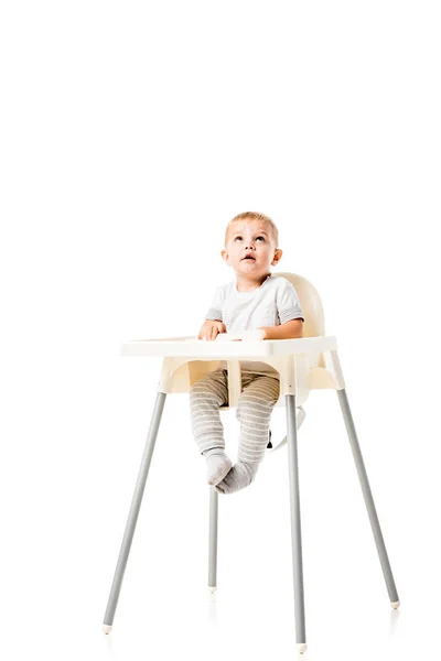 Bonito Criança Sentado Highchair Olhando Para Cima Isolado Branco — Fotografia de Stock