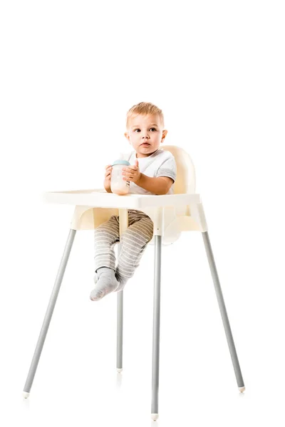 Adorável Criança Menino Segurando Bebê Garrafa Sentado Cadeira Alta Isolado — Fotografia de Stock
