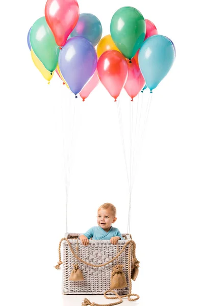 Menino Criança Sorrindo Cesta Vime Com Balões Multicoloridos Isolados Branco — Fotografia de Stock