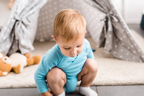 Cute Balita Anak Laki Laki Dalam Biru Bodysuit Duduk Hunkers — Stok Foto