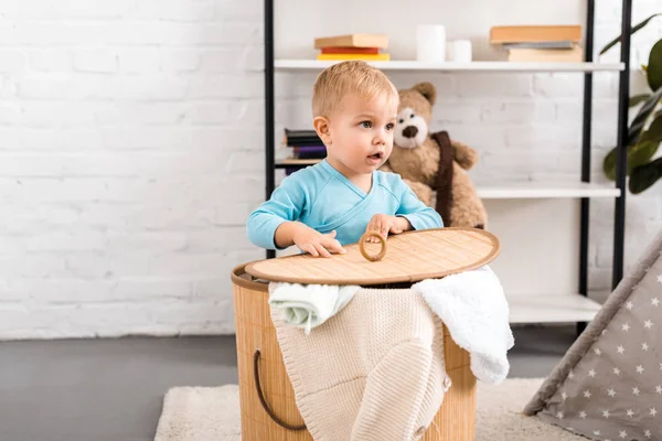 Bayi Lucu Dalam Setelan Biru Berdiri Dekat Keranjang Wicker Dengan — Stok Foto