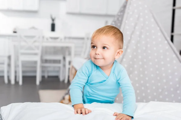 Carino Bambino Ragazzo Piedi Vicino Letto Sorridente Appartamento — Foto Stock