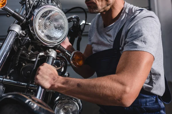 Ausgeschnittene Ansicht Eines Mechanikers Der Motorradscheinwerfer Der Garage Befestigt — Stockfoto
