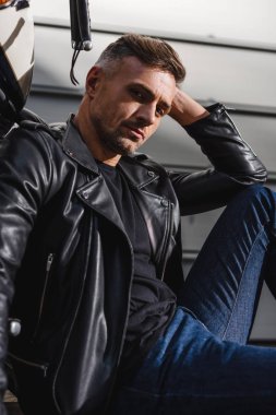 yakışıklı adam motosiklet garajda tarafından poz
