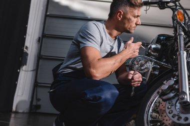 Motosiklet ön tekerlek kontrol ve garajda sigara makinist