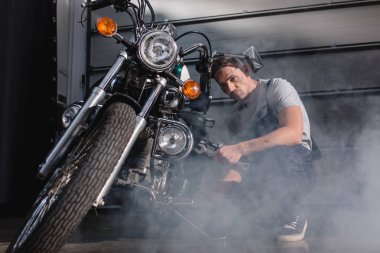 Garajda motosiklet ön tekerlek tamir tamirci
