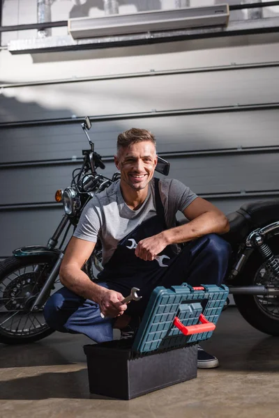 Улыбающийся Механик Вынимает Ключи Ящика Инструментами Крепления Мотоцикла Гараже — стоковое фото