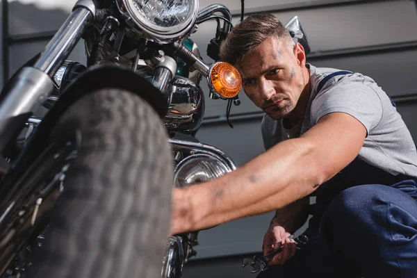 Handsome Adult Mechanic Fixing Motorcycle Tire Garage — Stock Photo, Image