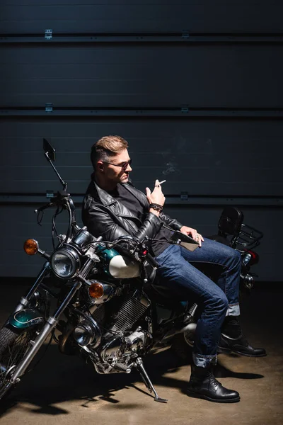 Handsome Guy Sunglasses Leaning Motorcycle Garage — Free Stock Photo