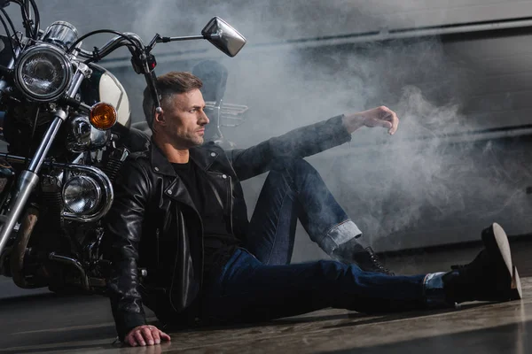 Schöner Erwachsener Mann Sitzt Mit Motorrad Garage — kostenloses Stockfoto