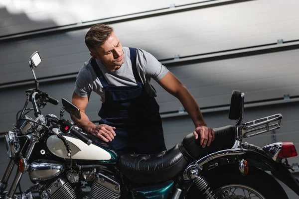 Side View Mechanic Checking Back Wheel Garage — Free Stock Photo