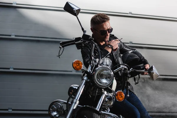 Klassischer Fahrer Mit Schwarzer Sonnenbrille Sitzt Auf Motorrad Garage — Stockfoto