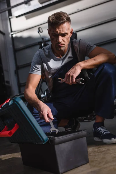 Mechaniker Sitzt Mit Werkzeugkiste Auf Dem Boden Garage — Stockfoto