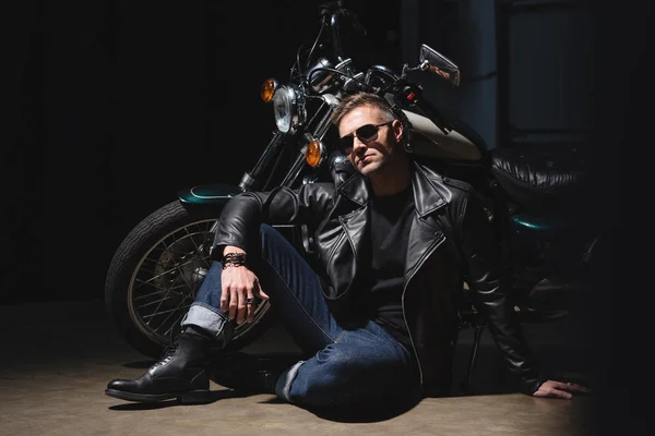 Handsome Biker Sunglasses Standing Motorcycle Garage — Stock Photo, Image