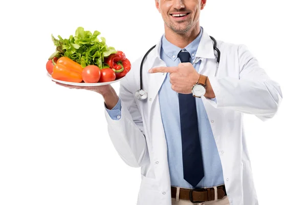 Visão Recortada Médico Apontando Com Dedo Para Placa Legumes Frescos — Fotografia de Stock