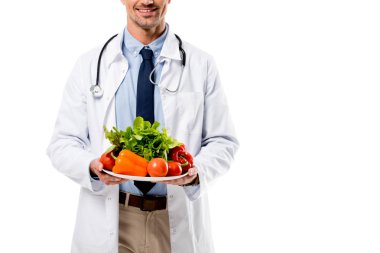 bir tabak taze sebze yeşil izole beyaz, sağlıklı beslenme kavramı ile tutan Doktor kırpılmış görünümü
