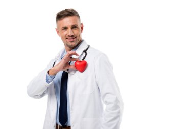 izole kalp modeli elinde tutan doktor beyaz, kalp sağlık kavramı üzerinde