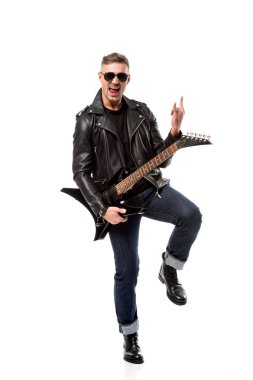 elektro gitar tutuyor ve üzerinde beyaz izole rock işaret gösteren deri ceketli heyecanlı şık adamı