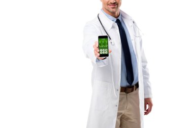 ekranda beyaz izole smartphone ile sağlık veri app tutan Doktor kırpılmış görünümünü
