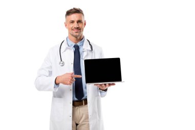 yakışıklı Doktor boş ekran üzerinde beyaz izole ile Laptop işaret