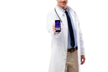 ekranda beyaz izole smartphone ile sağlık veri app tutan Doktor kısmi görünümünü