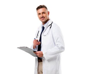 kameraya bakarak ve tanısı üzerine beyaz izole kalem tutan doktor gülümseyen