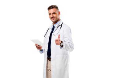 yukarı işareti yapıyor ve dijital tablet üzerinde beyaz izole tutan doktor