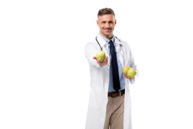kameraya bakarak ve taze elma izole beyaz, sağlıklı beslenme kavramı üzerinde tutan doktor