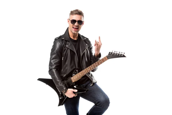 兴奋的成人男子在皮夹克举行电吉他 并显示在白色孤立的岩石标志 — 图库照片