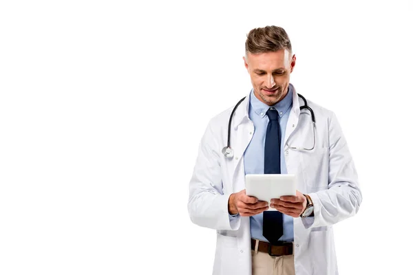 Médecin Manteau Blanc Avec Stéthoscope Utilisant Une Tablette Numérique Isolée — Photo