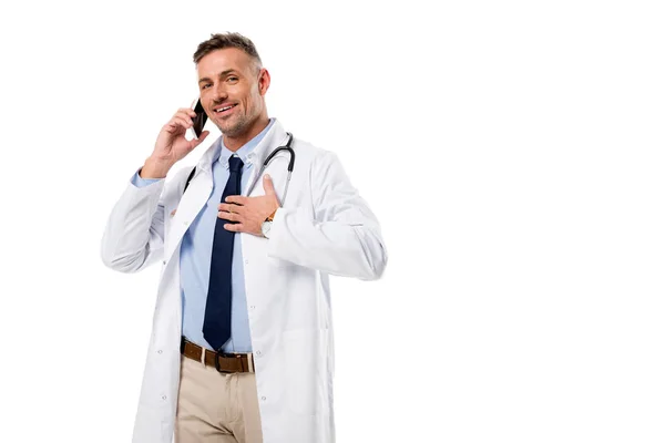 Médico Sorrindo Falando Smartphone Olhando Para Câmera Isolada Branco — Fotografia de Stock