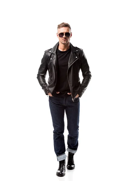Stilvoller Erwachsener Mann Lederjacke Mit Händen Taschen Isoliert Auf Weiß — Stockfoto