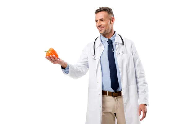 Sonriente Médico Sosteniendo Pimiento Mano Aislado Blanco Concepto Alimentación Saludable — Foto de Stock