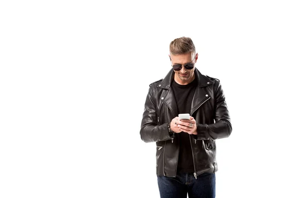 Hombre Adulto Con Estilo Chaqueta Cuero Usando Teléfono Inteligente Aislado — Foto de Stock