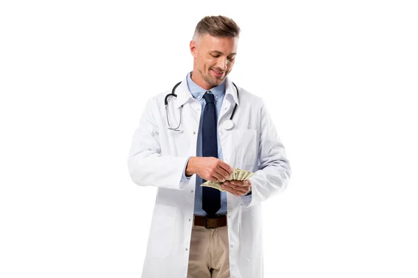 Gutaussehender Arzt Sieht Geld Isoliert Auf Weißem Krankenversicherungskonzept — kostenloses Stockfoto