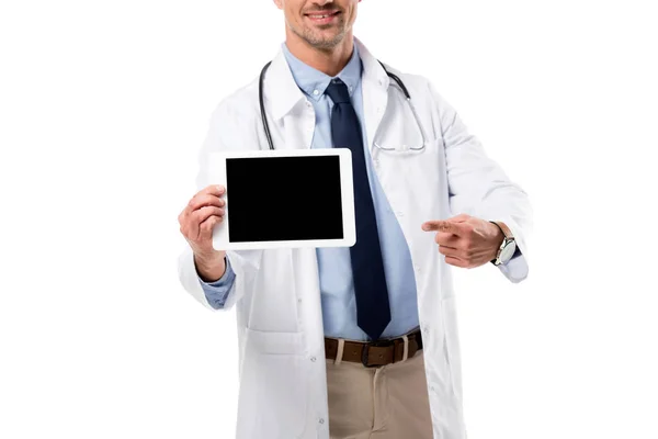 白で隔離空白の画面とデジタル タブレットで指で指している笑顔の医者のトリミング ビュー — ストック写真