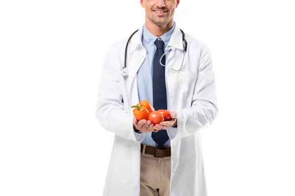 Visão Parcial Médico Segurando Vegetais Mãos Isoladas Branco Conceito Alimentação — Fotografia de Stock