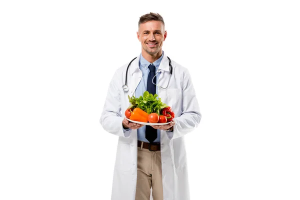 Médico Mirando Cámara Sosteniendo Plato Verduras Frescas Aisladas Blanco Concepto — Foto de Stock