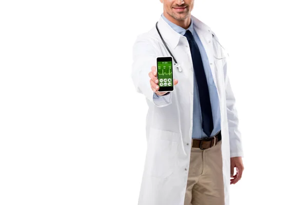 Vista Ritagliata Del Medico Che Tiene Smartphone Con App Dati — Foto Stock