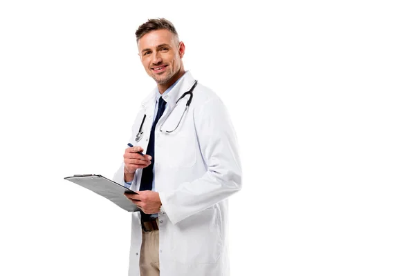 Médico Sonriente Mirando Cámara Sosteniendo Pluma Con Diagnóstico Aislado Blanco — Foto de Stock