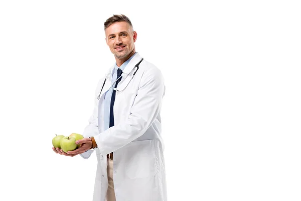 Sonriente Médico Mirando Cámara Sosteniendo Manzanas Frescas Aisladas Blanco Concepto — Foto de Stock