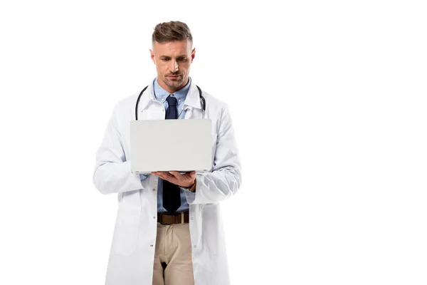 Médico Focado Casaco Branco Usando Laptop Isolado Branco — Fotografia de Stock