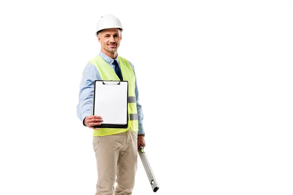 Engenheiro Bonito Segurando Prancheta Com Folha Branco Nível Espírito Isolado — Fotografia de Stock