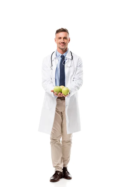 Sonriente Médico Mirando Cámara Sosteniendo Manzanas Frescas Aisladas Blanco Concepto — Foto de Stock