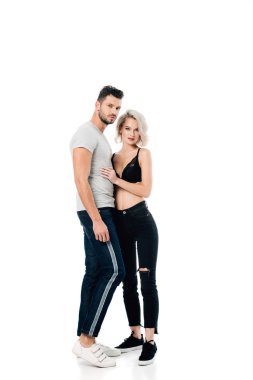 sarılma ve üzerinde beyaz izole kamera bakıyor güzel heteroseksüel çift