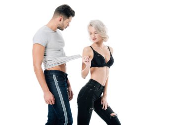 baştan çıkarıcı sarışın genç kadın üzerinde beyaz izole yakışıklı erkek t-shirt alarak