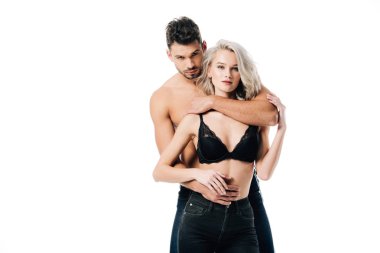yakışıklı adam tutkuyla kucaklayan seksi kadın sutyen üzerine beyaz izole