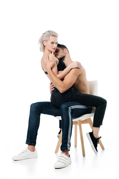 Jovem Casal Apaixonado Sentado Cadeira Abraçando Isolado Branco — Fotografia de Stock