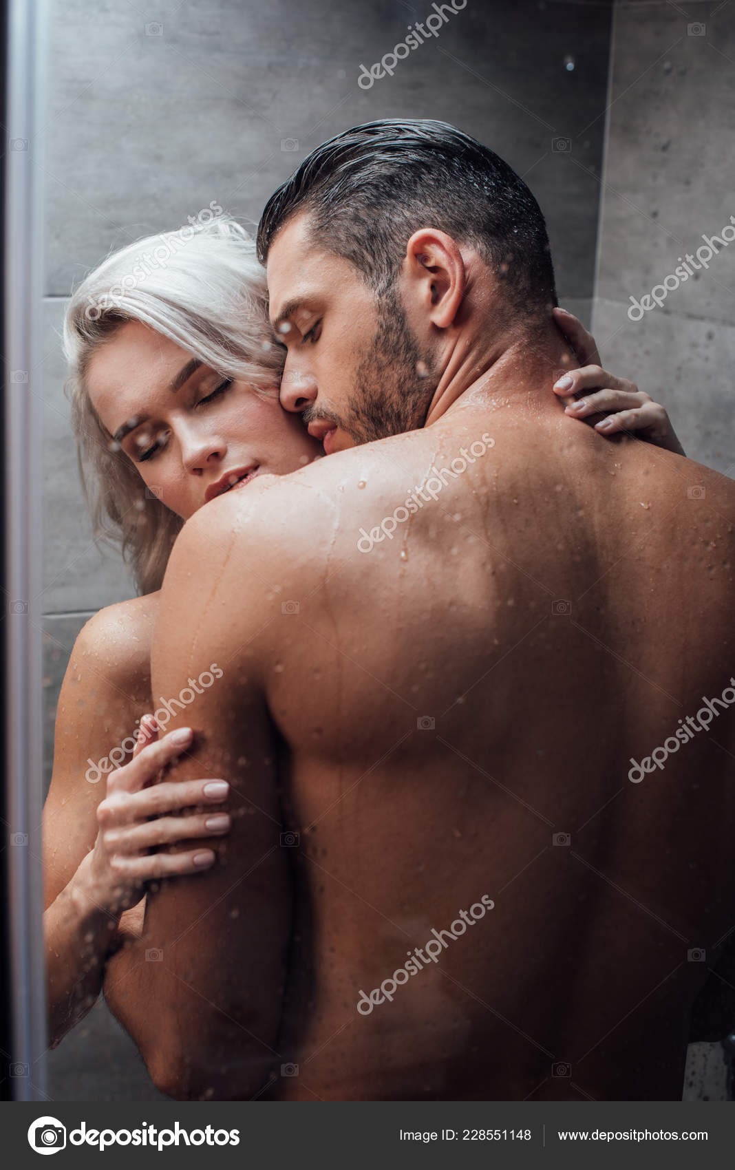 若い情熱的なカップルを抱いて 一緒にシャワーを浴びている間にキス ストック写真 C Vitalikradko 若い情熱的なカップルを抱いて 一緒にシャワーを浴びている間にキス ストック写真 C Vitalikradko