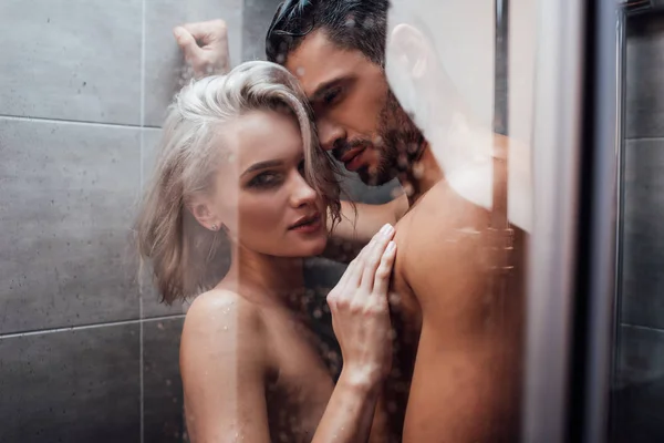 Pareja Desnuda Abrazándose Pasión Tomando Ducha Juntos — Foto de Stock